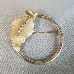 Golden circle & LEAF pin